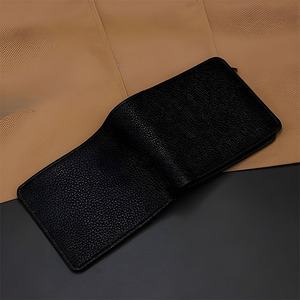Cartera de Hombre de Lujo Premium, de Cuero Genuino de Alta Calidad, Negra, Texturizada, con Ventana para Identificación, Tarjetero, Bolsillo Delgado para Efectivo y Clip para Billetes - Product Image 5