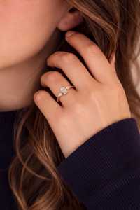 Anillo de compromiso con 1 diamante radiante y 2 diamantes talla cometa cultivados en laboratorio, oro macizo de 10K, 14K, 18K, diseño de joyería fina, certificado IGI, color E VVS - Product Image 4