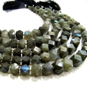 Labradorita natural azul brillante con forma retorcida, cuentas facetadas de 16 a 25 mm, se venden por hebra de 8 pulgadas de largo. - Product Image 4
