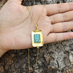 Nouveau collier empilable en amazonite naturelle rectangulaire, avec pendentif en laiton massif et monture plaquée or 18 carats, idéal pour les soirées. - Product Image 4