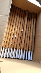 Postes de fibra de coco natural diseñados para soportar plantas trepadoras, mejorar el crecimiento y enriquecer los espacios de jardín interiores y exteriores. - Product Image 2