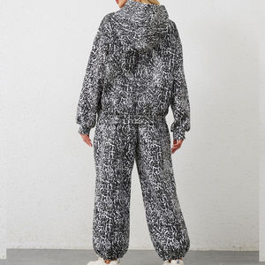 Survêtements pour femmes en polyester et élasthanne, impression par sublimation, vente en gros, logo personnalisé, haute qualité. - Product Image 3