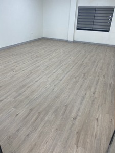 Suelo SPC Rígido Moderno VFLOOR, Resistente al Agua y a los Arañazos, Sistema de Clic, para Uso en Interiores, Tabla Mediana, 5 Años de Garantía - Product Image 1