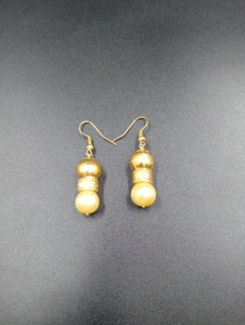 Boucles d'oreilles pendantes en laiton plaqué or Amaira Jewels, forme de boule, perles en résine jaune, perle naturelle, bijoux classiques vintage pour femmes, pour les fêtes - Product Image 5