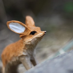 Figurine de renard en bois d'acacia artisanal - Sculptures en bois en gros Moradabad - Product Image 3