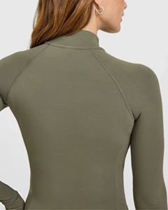 Chaqueta de yoga para mujer, personalizada, de corte ajustado, antiestática, con cremallera completa, cuello alto y orificios para los pulgares, para rendimiento en running. - Product Image 6