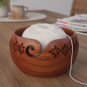 Bol à fil en bois de rose fait main et écologique pour le crochet et le tricot, avec accessoires enrouleurs et crochets - Product Image 4