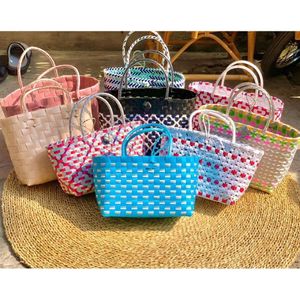 BEST SELLER Sac fourre-tout en plastique tissé robuste, léger et durable, pour les sorties décontractées - Product Image 3