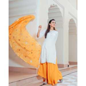 Ensemble de costume en mousseline de soie blanche taille XS avec travail Sikhiya Gotta, confortable et élégant - Product Image 3