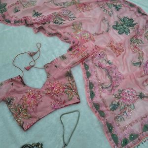 Sari en soie Tabby de qualité supérieure, orné d'imprimés multicolores élégants, d'un magnifique travail de paillettes et d'un exquis travail de miroir véritable sur toute la surface. - Product Image 4