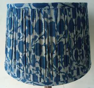 Abat-jour en tissu plissé fait main, style bohème, imprimé Ikat, violet et rouge, forme cylindrique, avec douille E27 pour lampe de chevet ou de bureau. - Product Image 2