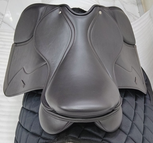 Silla de montar inglesa de cuero de primera calidad con asiento de cuero suave, estructura de plástico y rodillera desmontable. - Product Image 6