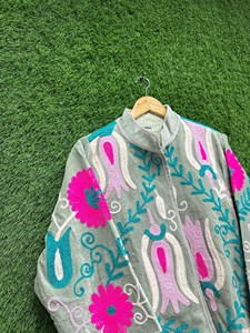 เสื้อแจ็คเก็ตกำมะหยี่สีเทาพรีเมียม ปักลายดอกไม้ คอตั้ง แขนยาว ทำมือ สไตล์โบฮีเมียน เสื้อคลุมสำหรับผู้หญิง ฤดูใบไม้ร่วง - Product Image 3
