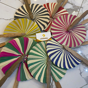 Éventail artisanal en feuilles de palmier, tissé naturellement, pour événements et marchés de détail - Product Image 1