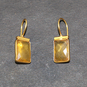 Boucles d'oreilles pendantes tendance en or plaqué 18 carats avec pierre précieuse péridot et quartz hydro, forme barre rectangulaire, faites à la main pour filles et femmes - Product Image 1