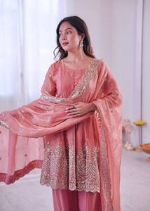 Conjunto de Salwar Kameez de Seda Fandy Rosa Bordado de Dos Tonos con Trabajo de Espejo, Sharara y Dupatta, Traje Tradicional para Diwali y Graduación - Product Image 4