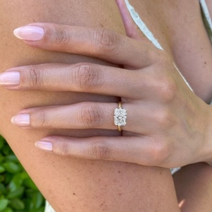 Anillo de Diamante Cultivado en Laboratorio con Corte Radiante de 2.56ct, Oro Amarillo de 14K, Dos Tonos, Cuatro Garras, Horizontal, Solitario, para Boda - Product Image 2
