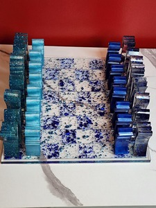 Jeu d'échecs en résine avec pièces transparentes, design artistique sculptural, plateau de jeu de collection - Product Image 3