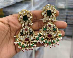Boucles d'oreilles pendantes Kundan Jhumka et Maang Tikka traditionnelles ethniques de haute qualité en alliage de zinc plaqué or avec zircon et imitation perle taille ovale - Product Image 2