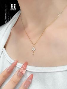 Pendentif élégant en forme de clé serti de diamants, collier en or 14 carats, bijoux fins minimalistes - Product Image 2