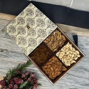 Caja de Regalo de Madera Marrón Impresa de la Tienda Imperial Brass, con 4 Compartimentos, Decorativa, para Rosas Secas, Dulces, Chocolates y Regalos - Product Image 2
