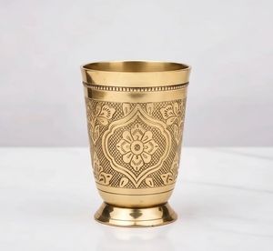 Verre à eau en laiton fait main, design épuré, idéal pour la maison, le bureau, l'hôtel, le restaurant, le bar, la cuisine, les mariages, ou comme cadeau. - Product Image 1
