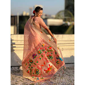 ผ้าไหมออร์แกนซ่าสีชมพูอ่อนลายหงส์ปาธานี  ผ้าไหมซารีหรูหราทอมือด้วยดิ้นทอง สำหรับสุภาพสตรี - Product Image 4