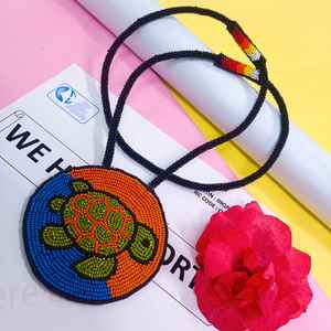 Collier pendentif tortue artisanal perlé avec perles vertes, oranges, noires, bleues, rouges, jaunes, blanches et cordon long pour artistes - Product Image 3