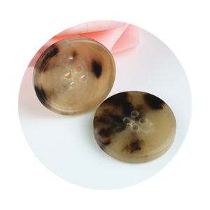Venta de Fábrica: Botones de Cuerno de Buey Genuinos de 4 Agujeros, Ecológicos y Hechos a Mano para Abrigos y Camisas, Naturales - Product Image 4