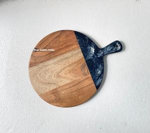 Planche à fromage décorative en résine et bois d'olivier irrégulier, design personnalisé de haute qualité, pour servir fromages, fruits et autres aliments - Product Image 5