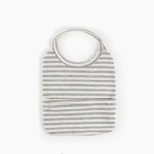 Babero rosa para bebé con botones ajustables, diseño minimalista, toalla de algodón para alimentación y saliva para bebés - Product Image 5