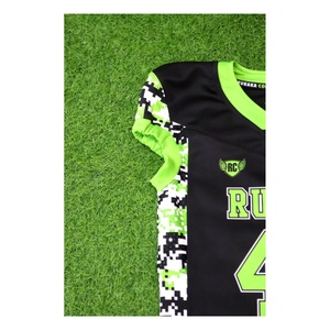 Ensemble de vêtements de sport d'équipe personnalisé, maillot de football à manches courtes imprimé camouflage noir et vert néon, et pantalon - Product Image 6