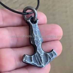 Colgantes de hierro forjados a mano con un característica rústica y artesanal, ideales para la creación de joyas, accesorios, manualidades y diseños únicos hechos a mano. - Product Image 4