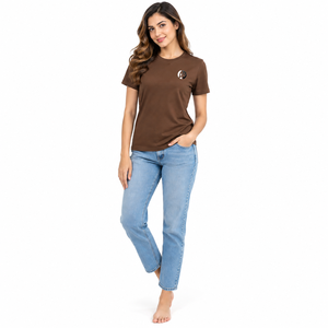La textura transpirable mantiene la camiseta de mujer ligera y cómoda con un ajuste impecable que se adapta bien a las actividades diarias informales. - Product Image 1