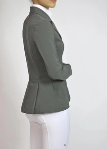 Chaqueta de Equitación Personalizada para Mujer, Color Verde Salvia, 4 Botones, Abrigo para Competición Ecuestre, Venta al Por Mayor OEM - Product Image 3