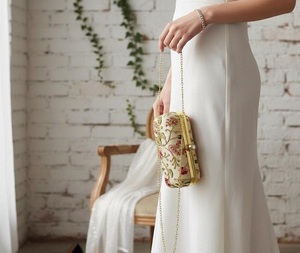 Pochette de soirée structurée indienne faite à la main en ivoire et or, brodée de fleurs, avec fermoir en métal en forme d'oiseau, pour mariage - Product Image 5