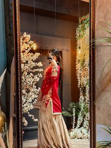 Ensemble prêt-à-porter en faux georgette avec broderie Zari et broderie de sequins, comprenant un haut, un pantalon Sharara et un dupatta. - Product Image 2