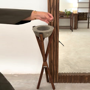 Brûleur d'encens unique en béton sur support trépied en bois avec enveloppe en jute rustique, décoration d'intérieur haut de gamme pour la vente en gros, idéal pour l'encens - Product Image 3