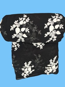 Tela de Chifón Negra Premium en Oferta con Bordado Floral Blanco Grande - Material de Georgette Texturizado para Vestidos - Product Image 2