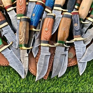 Cuchillo de Caza de Acero de Damasco, Grado Industrial, OEM, Garantía de 3 Años, Mango de Madera Pakka Colorido, Guarda de Latón, Funda de Cuero - Product Image 6