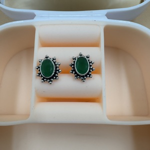 Boucles d'oreilles clous en argent sterling 925, onyx vert 8 mm, ovales, facettées, bord perlé vintage, bijoux fins faits à la main - Product Image 4