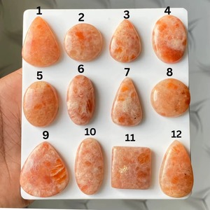 Lote de cabujones de cuarzo de piedra del sol natural, pulidos, con destellos naranjas, gemas sueltas de piedra del sol en formas variadas para la fabricación de joyas, colgantes y anillos. - Product Image 5