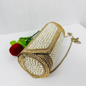 Pochette de soirée OEM de luxe haut de gamme en or antique avec motif texturé complexe Sculpture de base métallique polie moderne - Product Image 4