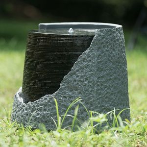 Fontana d'acqua in poliresina 20x20x18 per interni/esterni, design moderno unico, urna rotta chic e dinamica, luce da giardino elegante e dinamica - Product Image 1