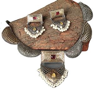 Ensemble de bijoux bohèmes en argent oxydé bicolore |   Collier et boucles d'oreilles tribaux avec pierre rouge sertie en clos |   Mariage ethnique indien et fiançailles - Product Image 1