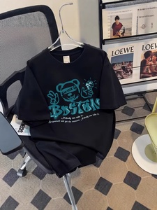 เสื้อยืดแขนสั้นสีดำสำหรับผู้ชาย คอกลม ทรงปกติ ผ้าเจอร์ซีย์คอตตอน 100% ระบายอากาศได้ดี น้ำหนัก 180 กรัม ผ่านการซักแล้ว สไตล์สตรีทแวร์ - Product Image 4