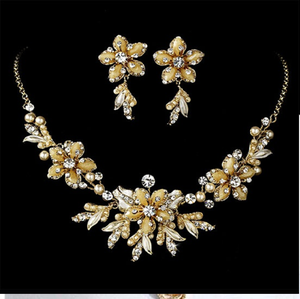 Ensemble élégant à motifs floraux avec de grandes pierres et des boucles d'oreilles pendantes. Disponible aux prix de gros. - Product Image 1