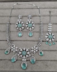 Exquisito conjunto de joyería con detalles en verde menta y diamantes americanos, con colgante de circonita brillante en forma de abanico y aretes para mujer. - Product Image 1