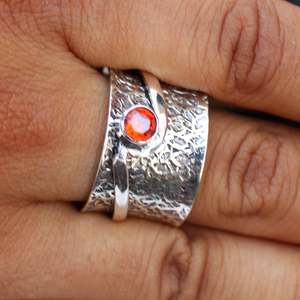 Anillo de meditación y antiestrés de plata de ley 925 con granate rojo natural engastado en bisel, hecho a mano, para fiestas, venta al por mayor - Product Image 5