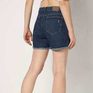 Shorts de mezclilla elásticos de tiro medio para uso diario, shorts de mezclilla casuales con dobladillo enrollado para verano, shorts de mezclilla de tiro alto estilo vintage - Product Image 4